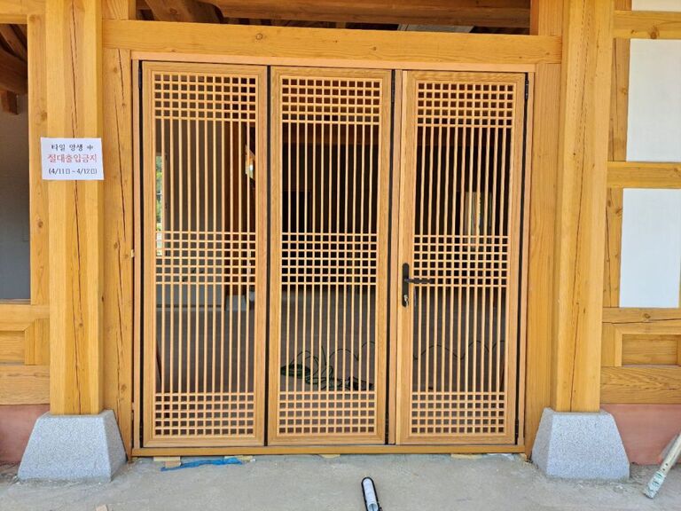 고흥 능가사 탐방객 센터 폴딩도어 설치 현장